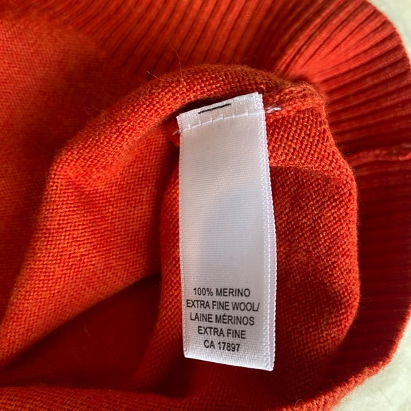 Mens Banana Republic v neck sweater. - Picture 5 of 6